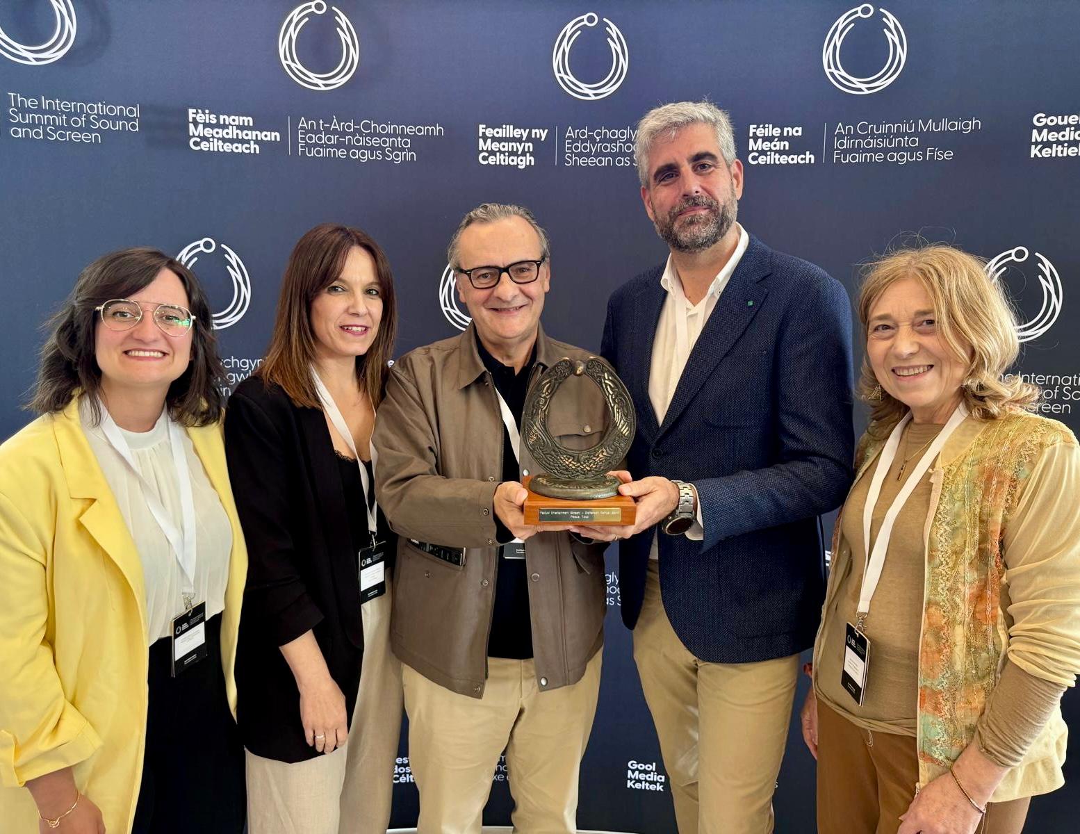 Fernando R Ojea, director de Contidos da CRTVG recolleu o galardón. Xunto a el, Esther González e Iago Veloso, da produtora Outro; e Natalia Penas e Montse Besada xefas de Contidos da RG e da TVG