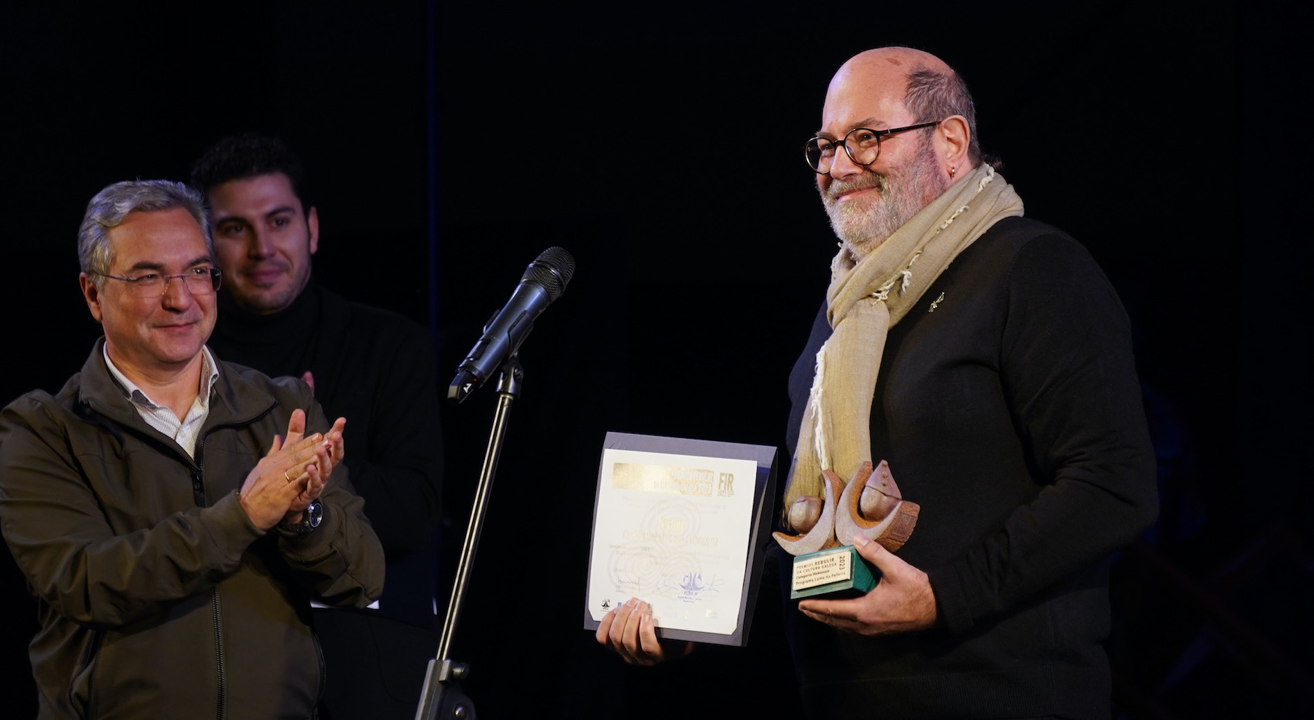 O presentador de 'Lume na palleira', Emilio Españadero, recollendo o premio